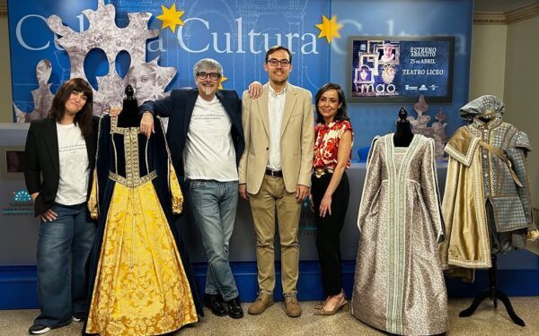 Presentación de Edulogic Producciones en el Teatro Liceo con actores y vestuario