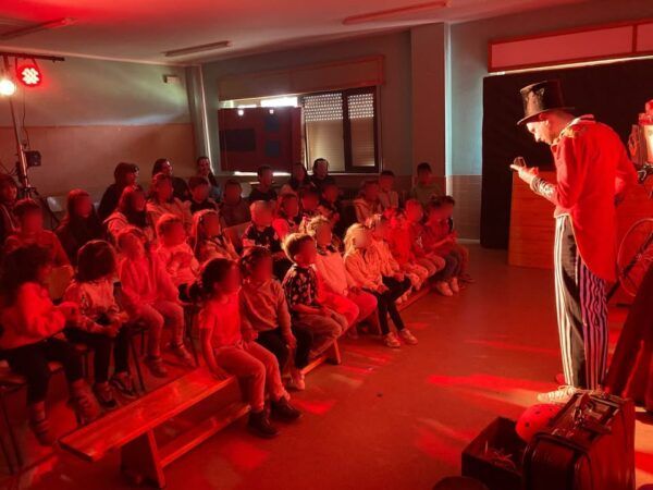 Niños disfrutando de un espectáculo teatral en Puerto de Béjar