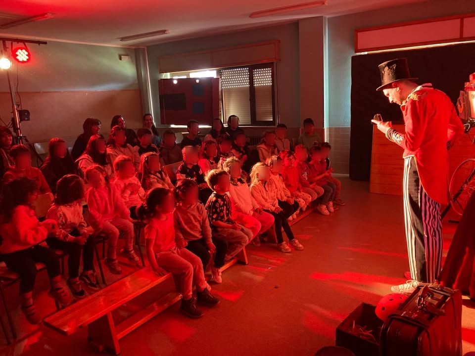 Niños disfrutando de un espectáculo teatral en Puerto de Béjar
