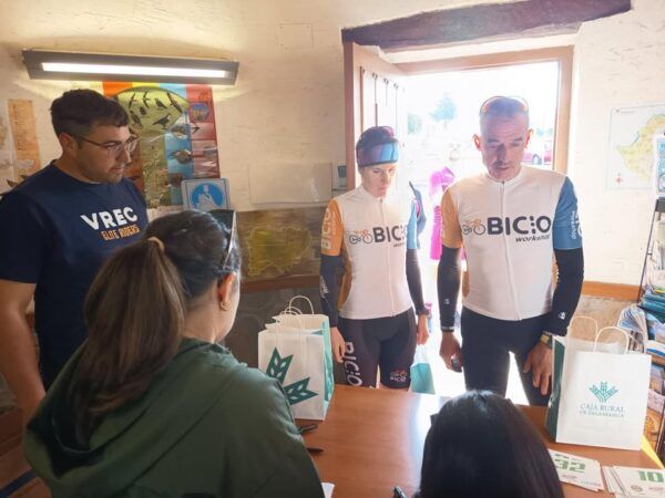 Participantes en la 5ª edición de Vilvestre Infierno Verde BTT registrándose.