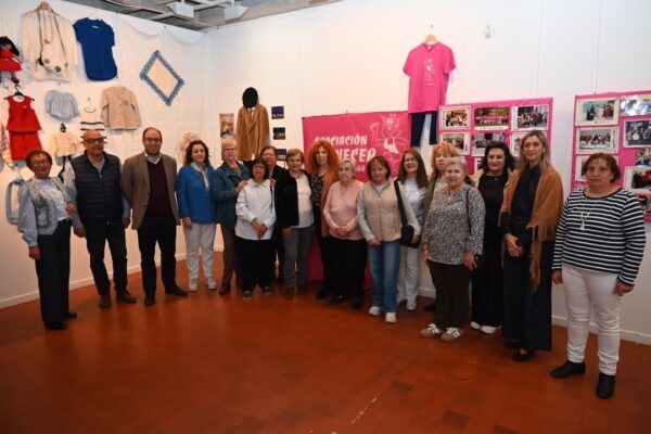 Grupo de mujeres en la exposición Amanecer en la Casa Municipal de Cultura