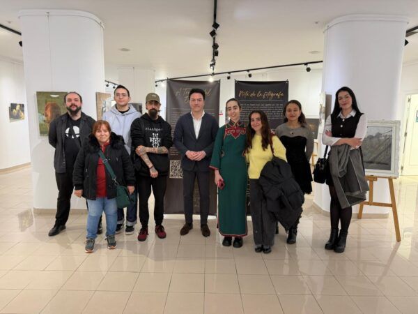 Grupo de personas en la inauguración de una exposición fotográfica en Salamanca