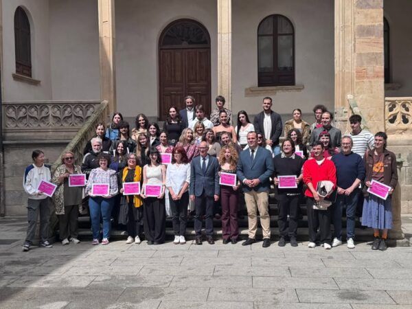 Grupo de jóvenes artistas con premios en la exposición de San Marcos en Salamanca