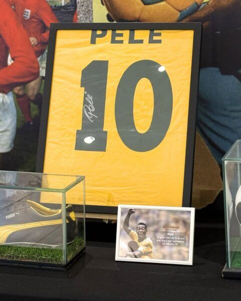 Camiseta y botas de Pelé en exposición de fútbol