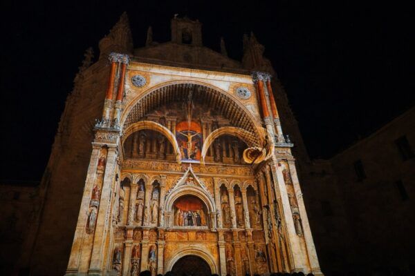 Fachada de iglesia gótica iluminada durante un videomapping en Salamanca