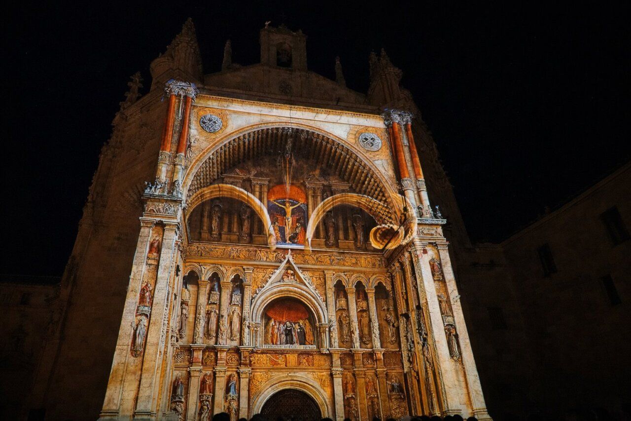 Fachada de iglesia gótica iluminada durante un videomapping en Salamanca