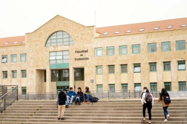 Estudiantes en la Facultad de Comercio de Castilla y León