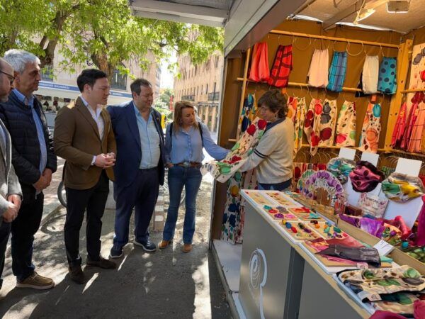 Visitantes observando productos en la Feria de Artesanía de Salamanca
