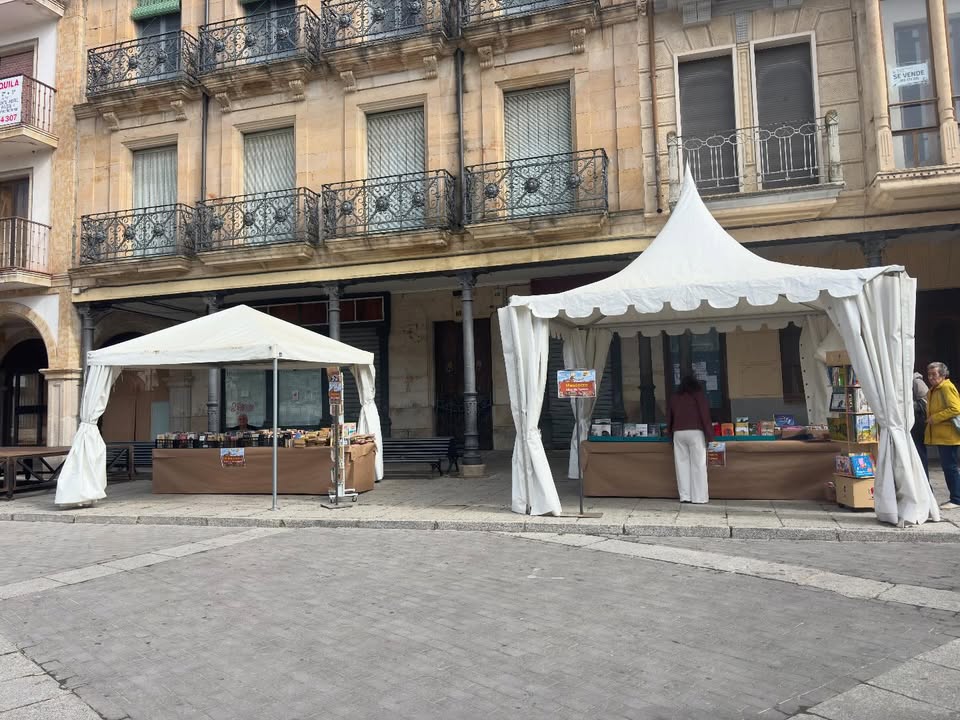 Tendas de libros en la Feria del Libro de Alba de Tormes