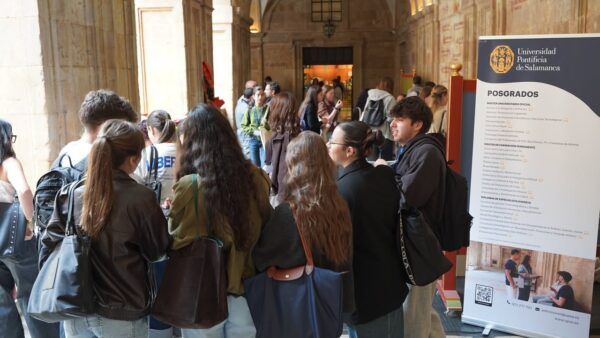 Estudiantes en la I Feria de Posgrados en la Universidad Pontificia de Salamanca