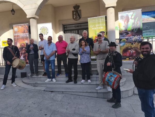 Grupo de personas en la inauguración del festival de La Candela en Ledrada