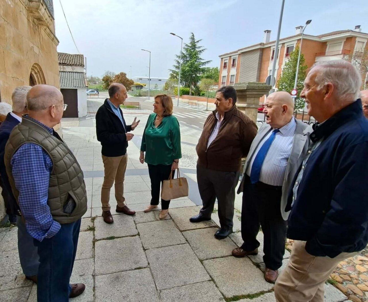 Isabel Macías conversando con miembros de la Asociación de Mayores de Tejares