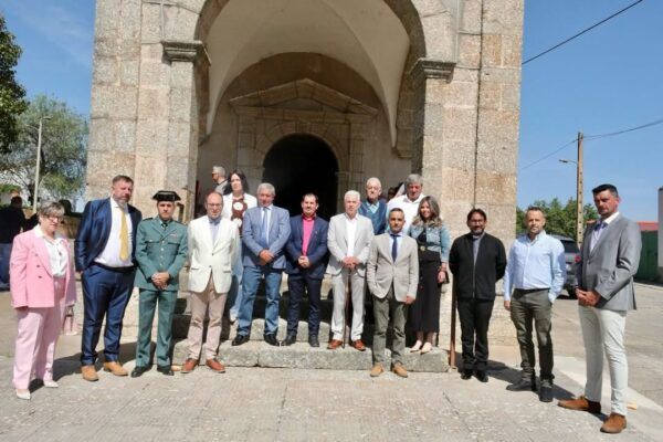 Grupo de personas en la romería de Gallegos de Argañán frente a la ermita