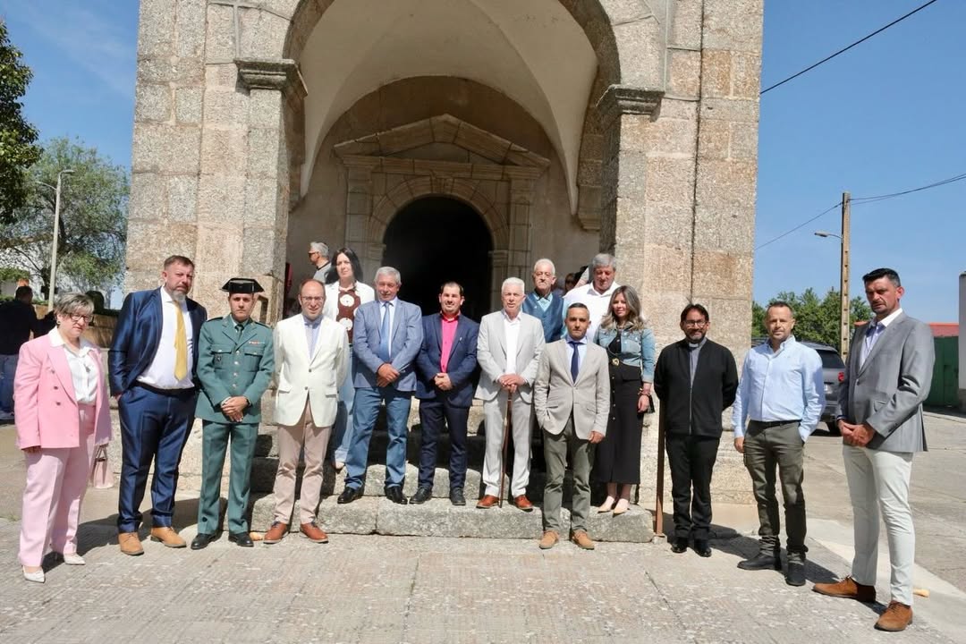 Grupo de personas en la romería de Gallegos de Argañán frente a la ermita