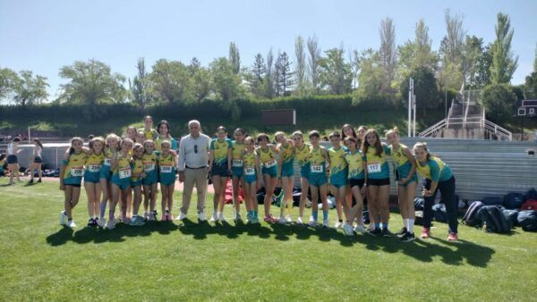 Grupo de jóvenes atletas en el Helmántico durante finales escolares