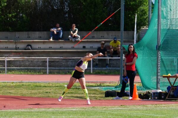 Atleta lanzando jabalina durante los Juegos Escolares de Atletismo