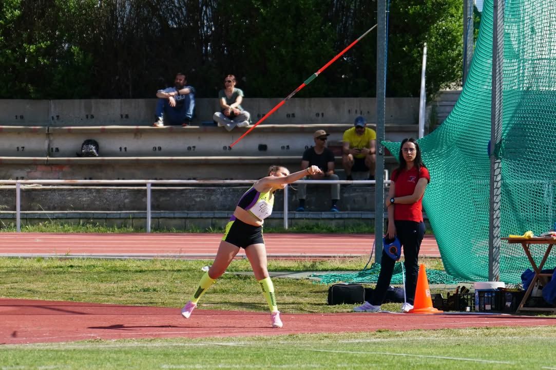 Atleta lanzando jabalina durante los Juegos Escolares de Atletismo