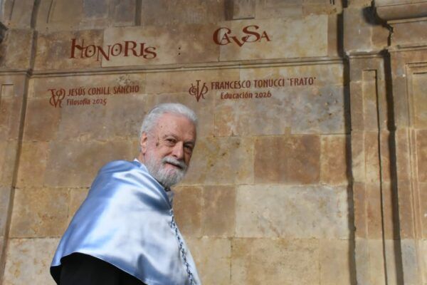 Francesco Tonucci con toga en ceremonia de Doctor Honoris Causa en Salamanca