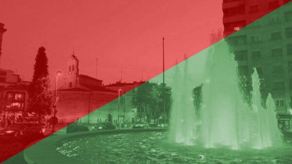 Fuente de la Puerta de Zamora iluminada en verde y rojo