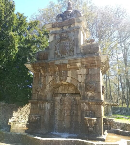 Fuente restaurada en el Bosque de Béjar con agua fluyendo