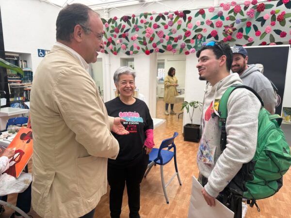 Participantes interactuando en la Galería Urbana de Salamanca