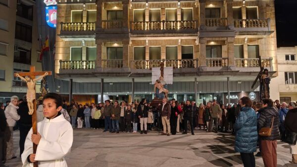 Celebración del Viernes Santo en Guijuelo con procesiones y devoción comunitaria.