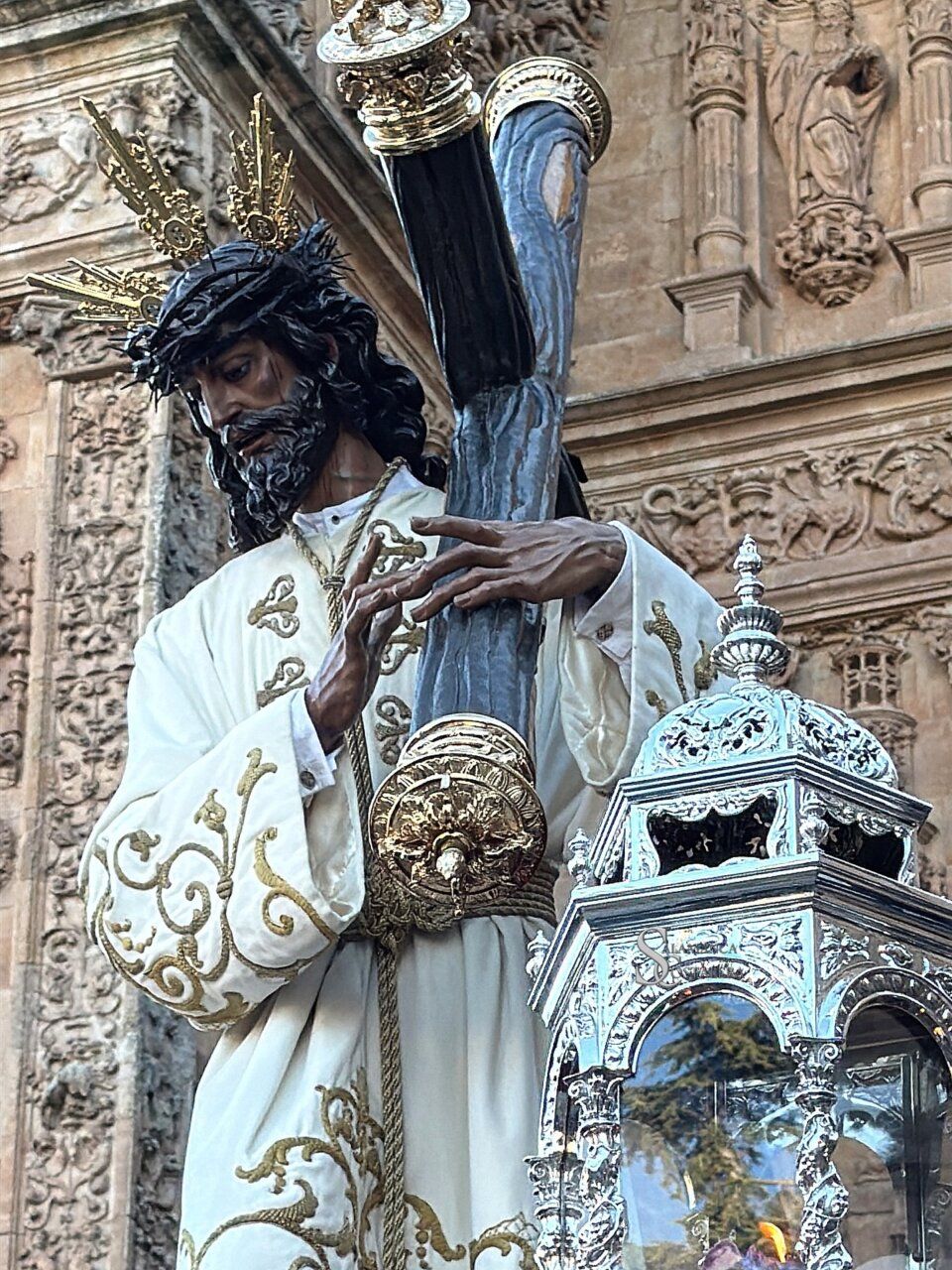 Imagen de la Hermandad Dominicana durante la Semana Santa con una cruz vacía.