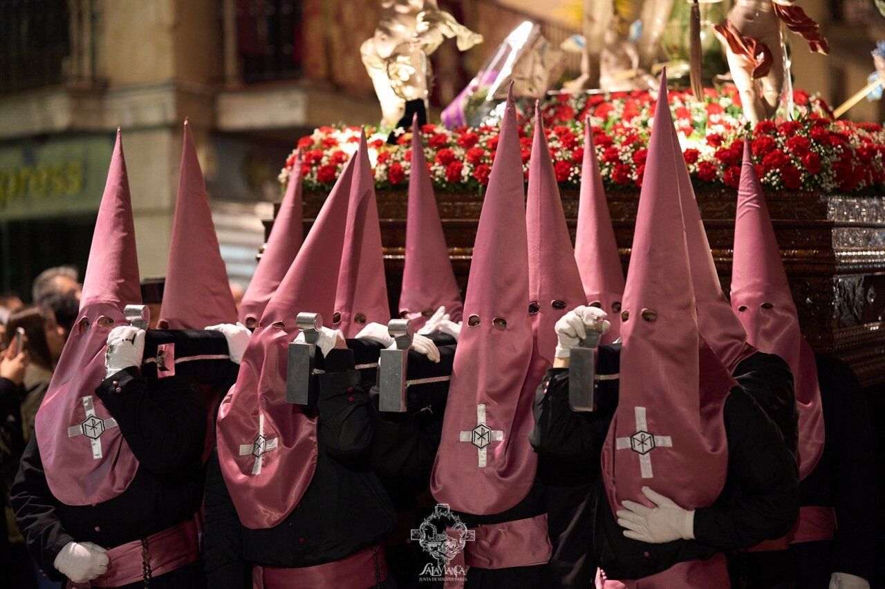 Cofrades con capirotes rosas durante la procesión de Semana Santa en Salamanca