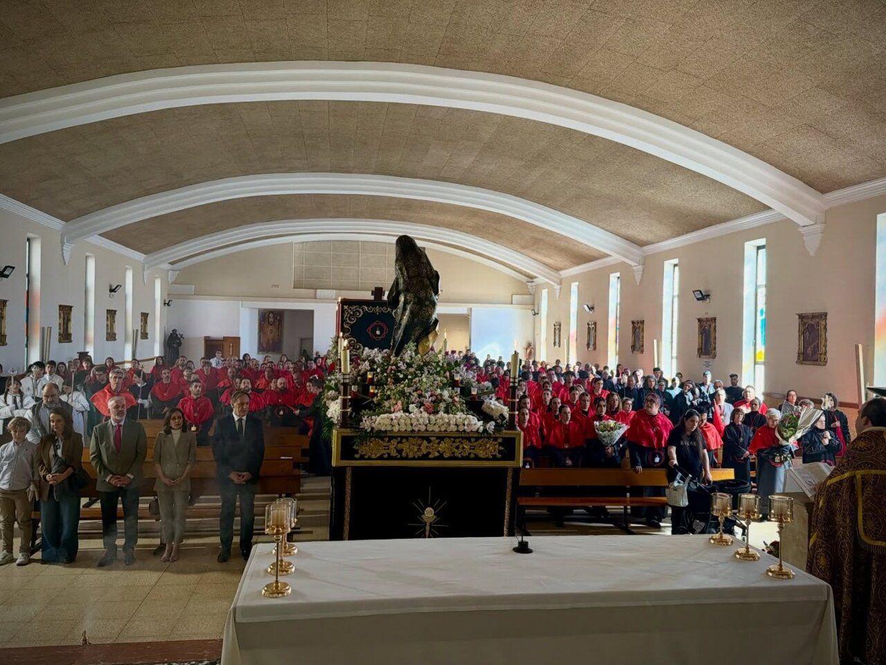 Celebración de la Hermandad del Silencio en Pizarrales con asistentes en la iglesia.