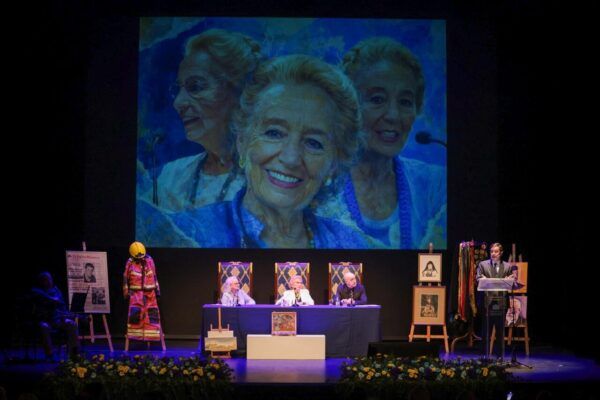 Acto homenaje a Pilar Fernández Labrador en Salamanca con retratos y oradores.