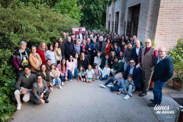 Grupo de personas celebrando el hornazo salmantino en Lunes de Aguas