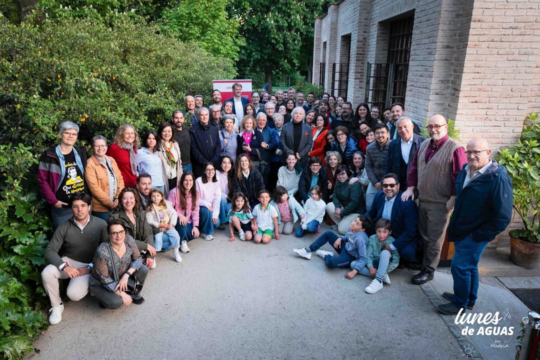 Grupo de personas celebrando el hornazo salmantino en Lunes de Aguas