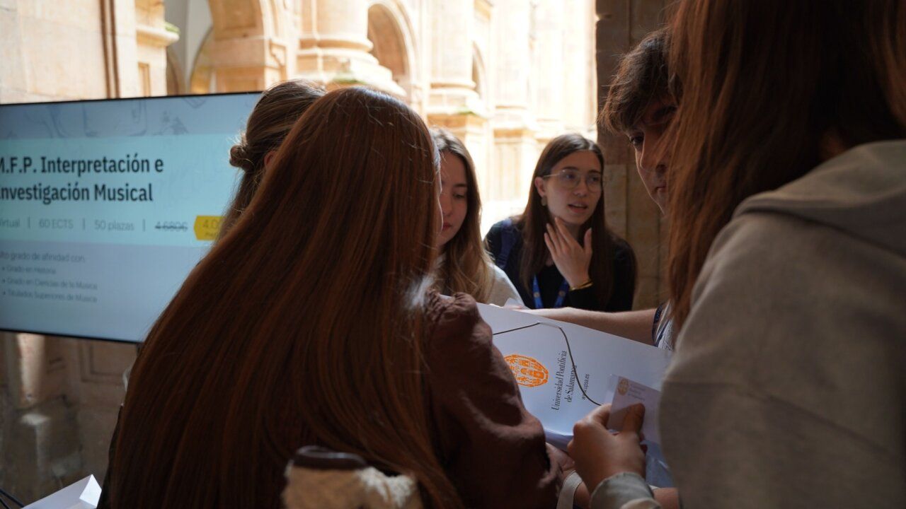 Estudiantes interactuando en la I Feria de Posgrados