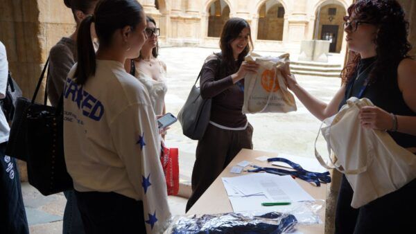 Estudiantes recibiendo materiales en la I Feria de Posgrados