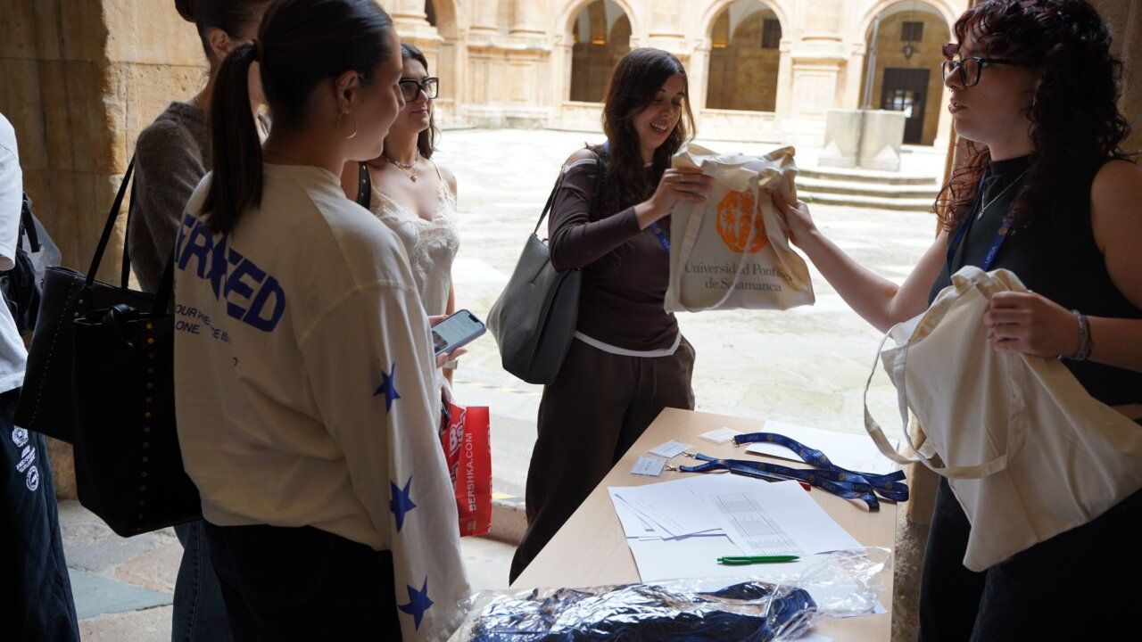 Estudiantes recibiendo materiales en la I Feria de Posgrados