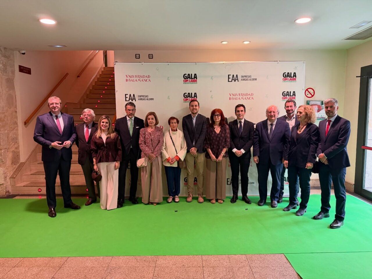 Grupo de personas en la gala de los II Premios Alumni USAL en Salamanca