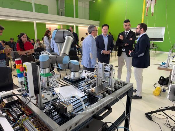 Inauguración de la jornada Aula de Prevención 4.0 en el Centro Tormes+ con asistentes y tecnología