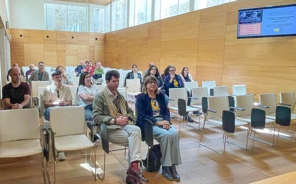 Asistentes en la inauguración de la exposición Letras por la Libertad en Salamanca