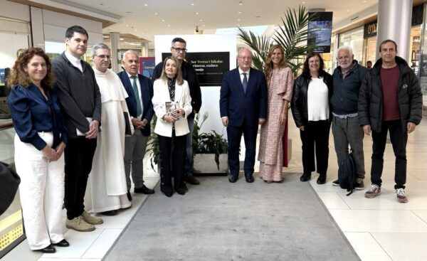 Grupo de personas en la inauguración de la exposición sobre Sor Teresa Chikaba