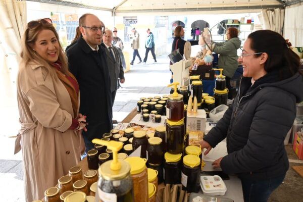 Visitantes en el V Mercado Artesano de Ciudad Rodrigo observando productos locales.