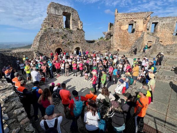 Grupo de personas en la inauguración de la Ruta de la Raya Ibérica en Salamanca