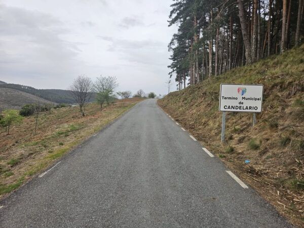 Carretera en Candelario con señal de término municipal