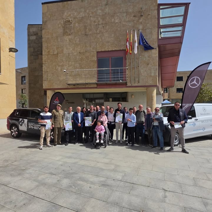 Grupo de personas en la presentación del XII Cross Villamayor - ASPACE