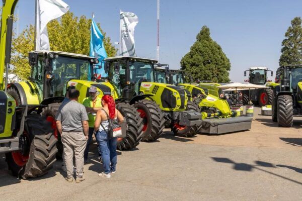 Personas conversando frente a tractores en la Feria Agropecuaria Salamaq 2026