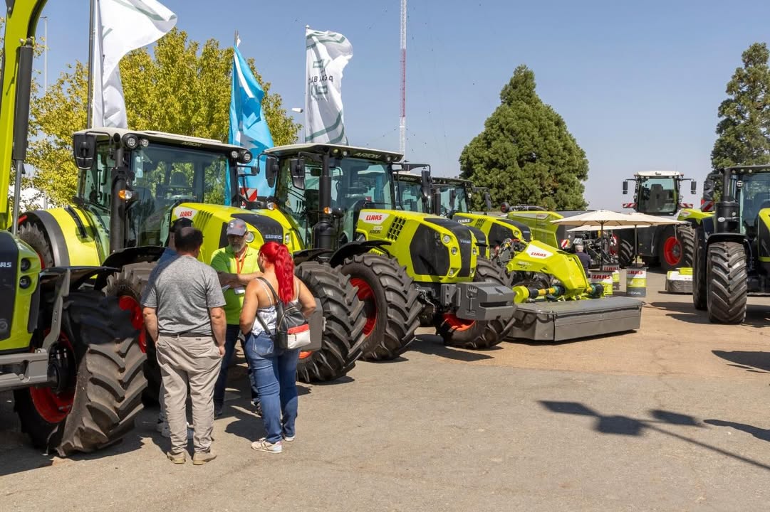 Personas conversando frente a tractores en la Feria Agropecuaria Salamaq 2026
