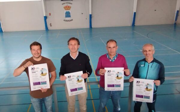 Cuatro personas sosteniendo carteles del XI Cross Popular de Aldeatejada