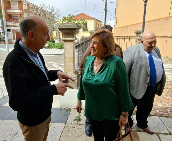 Isabel Macías conversando con asistentes en la fiesta de la Asociación de Mayores de Tejares