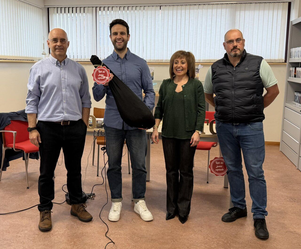 Jorge Laguna recibiendo reconocimiento en Guijuelo con un jamón