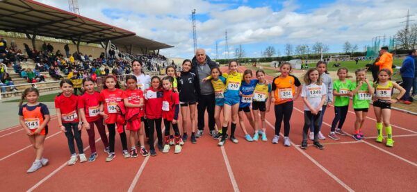 Grupo de jóvenes atletas en jornada final de atletismo escolar en Salamanca