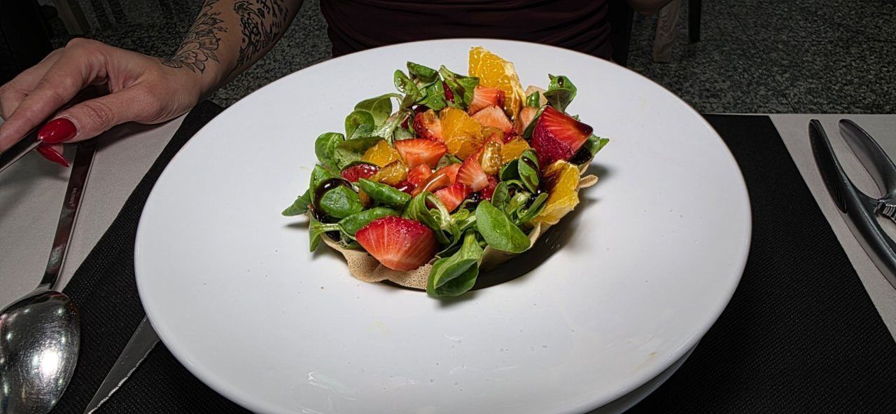 Ensalada de canónigos con frutas en tulipa de brick